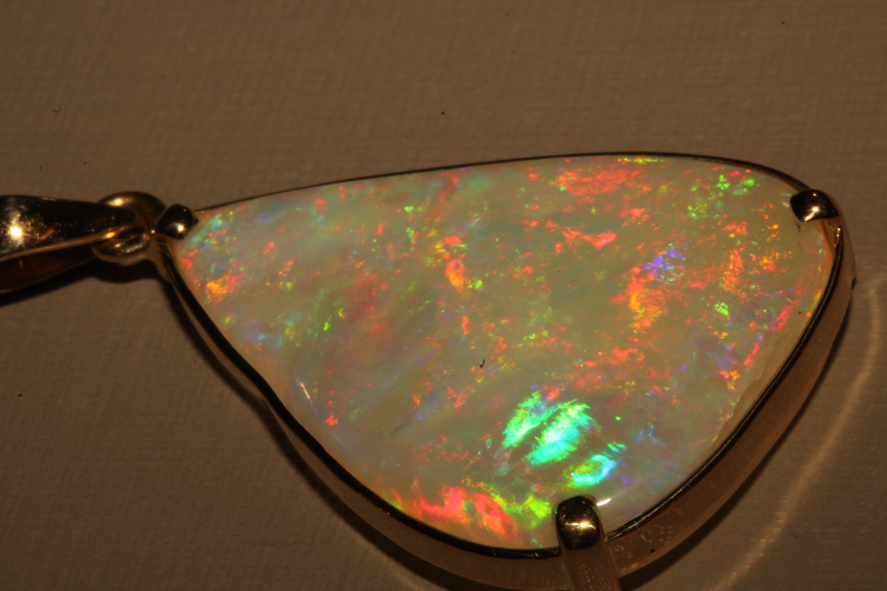 18K Gold Pendant with Crystal Opal – A Rare Jewel