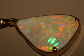 18K Gold Pendant with Crystal Opal – A Rare Jewel