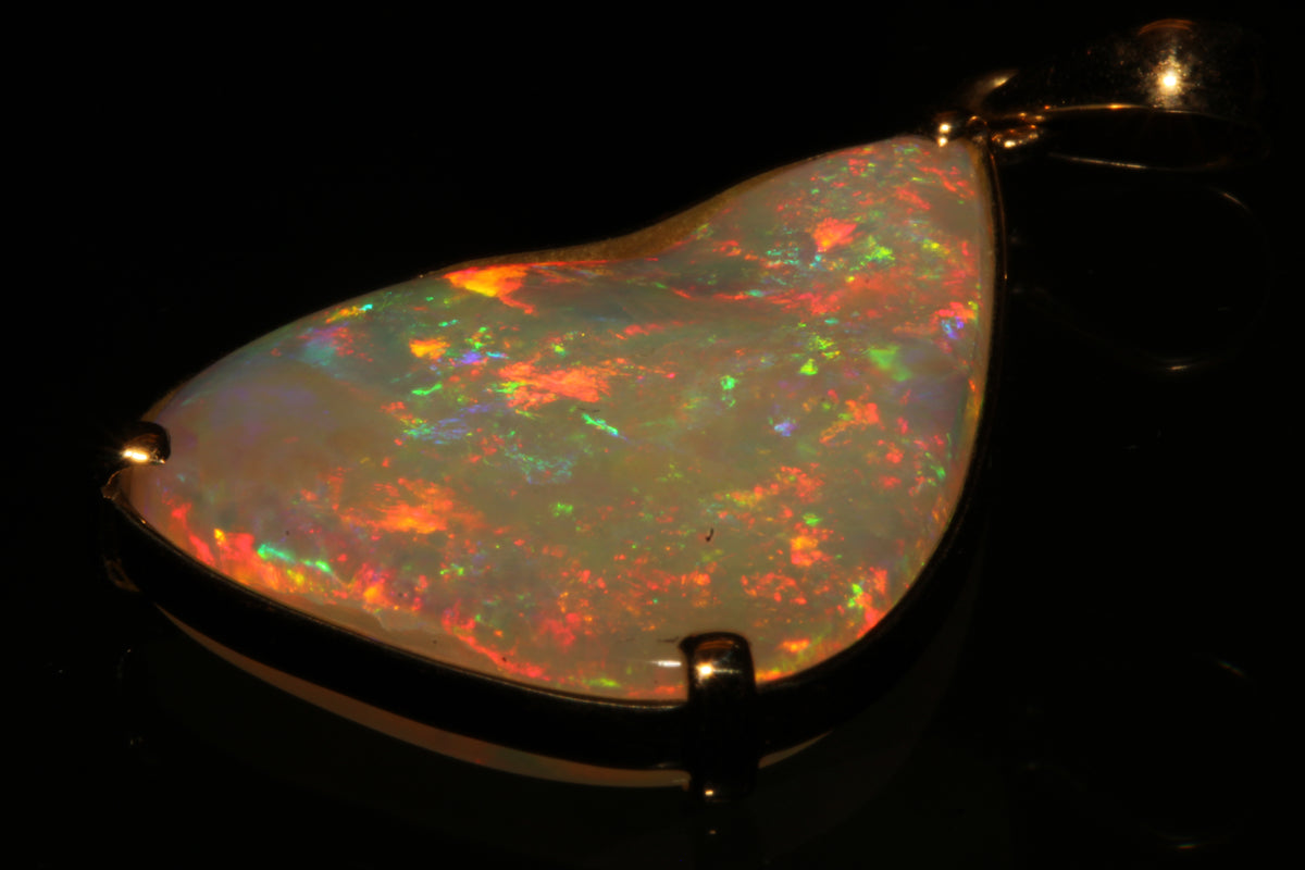 18K Gold Pendant with Crystal Opal – A Rare Jewel