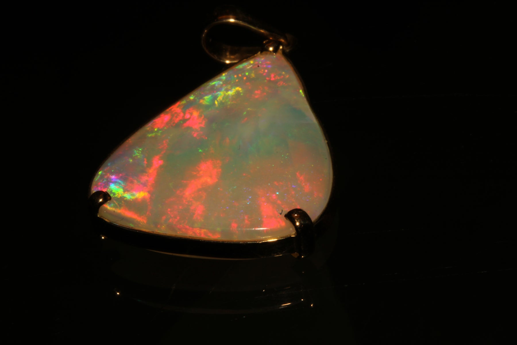 18K Gold Pendant with Crystal Opal – A Rare Jewel