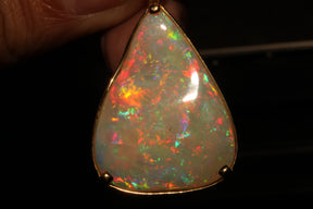 18K Gold Pendant with Crystal Opal – A Rare Jewel