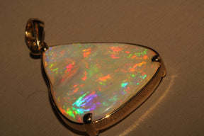 18K Gold Pendant with Crystal Opal – A Rare Jewel