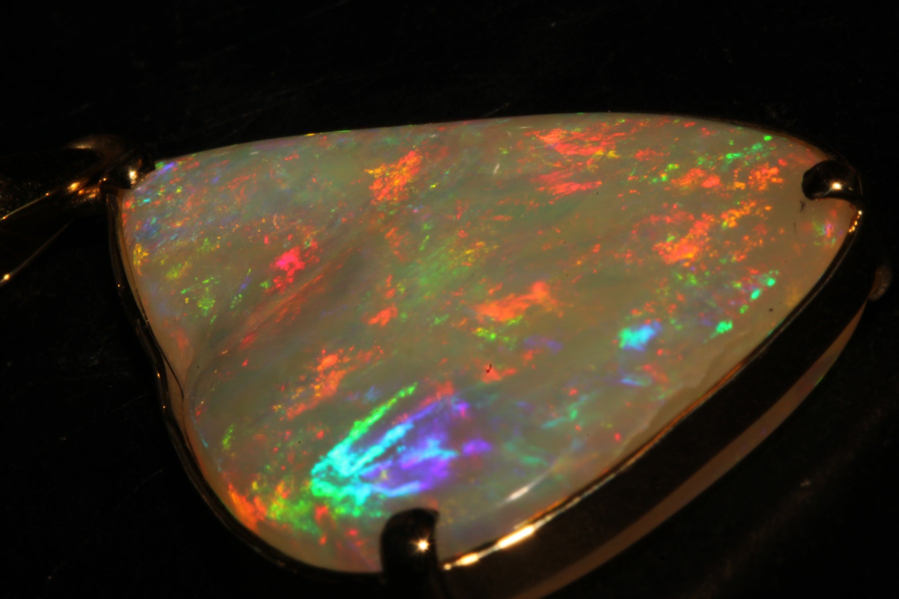 18K Gold Pendant with Crystal Opal – A Rare Jewel